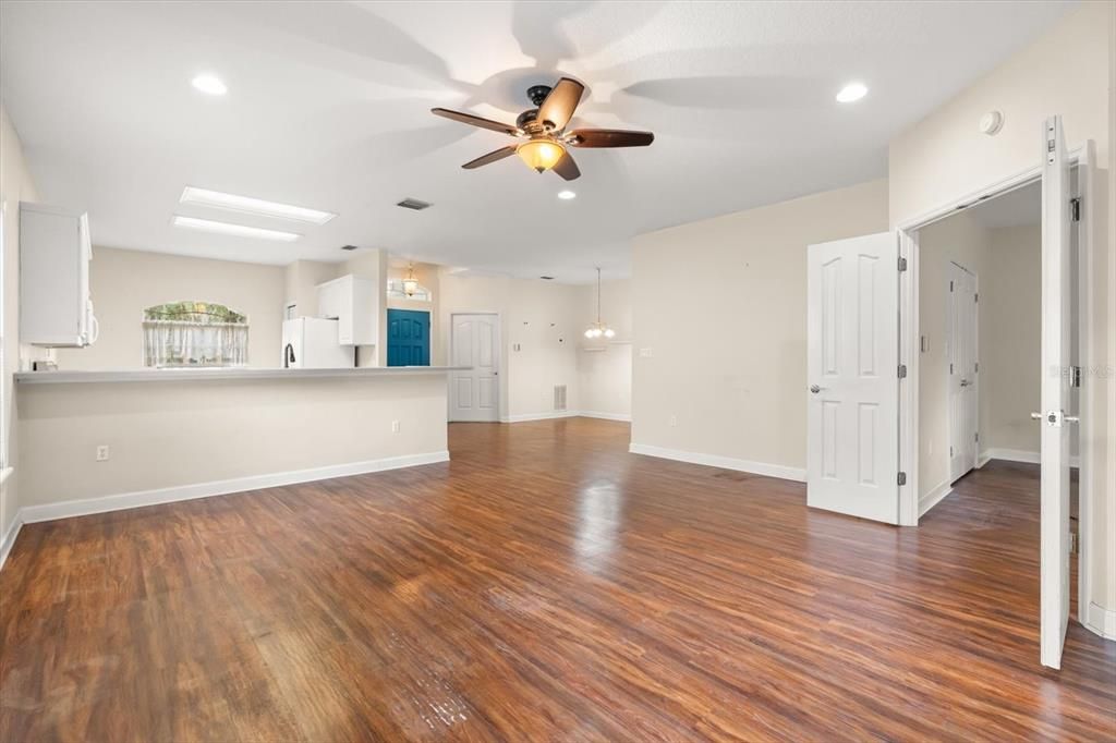 For Sale: $275,000 (3 beds, 2 baths, 1306 Square Feet)