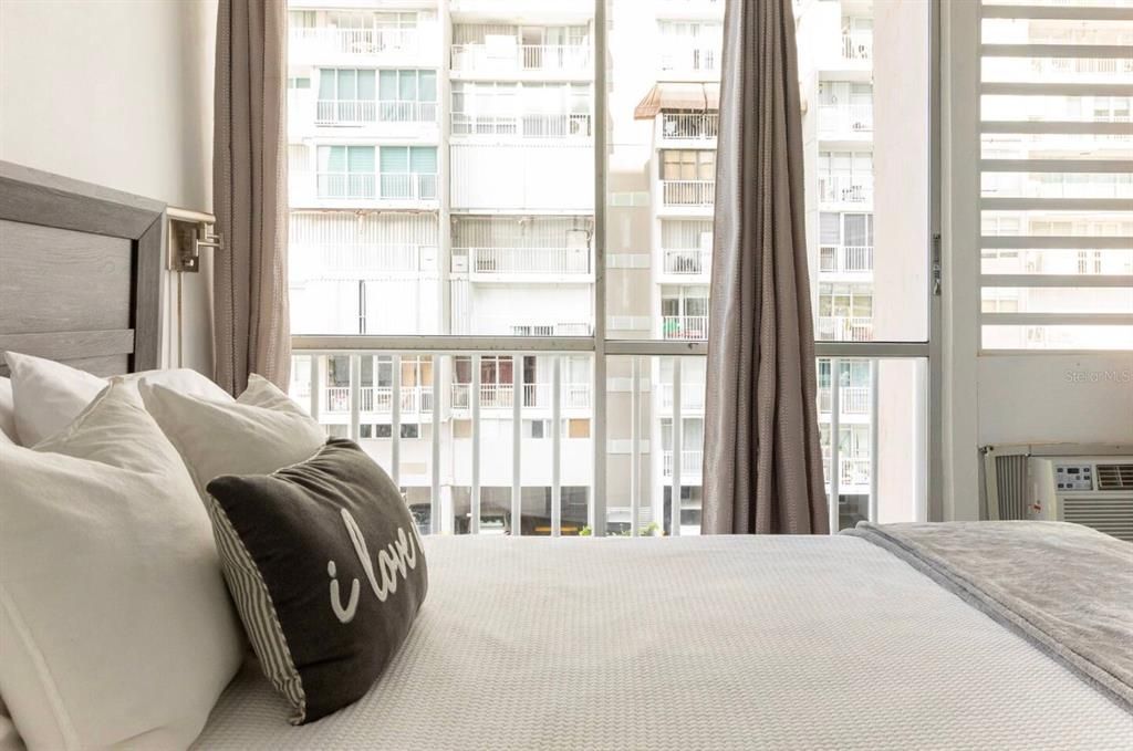 For Sale: $375,000 (1 beds, 1 baths, 588 Square Feet)