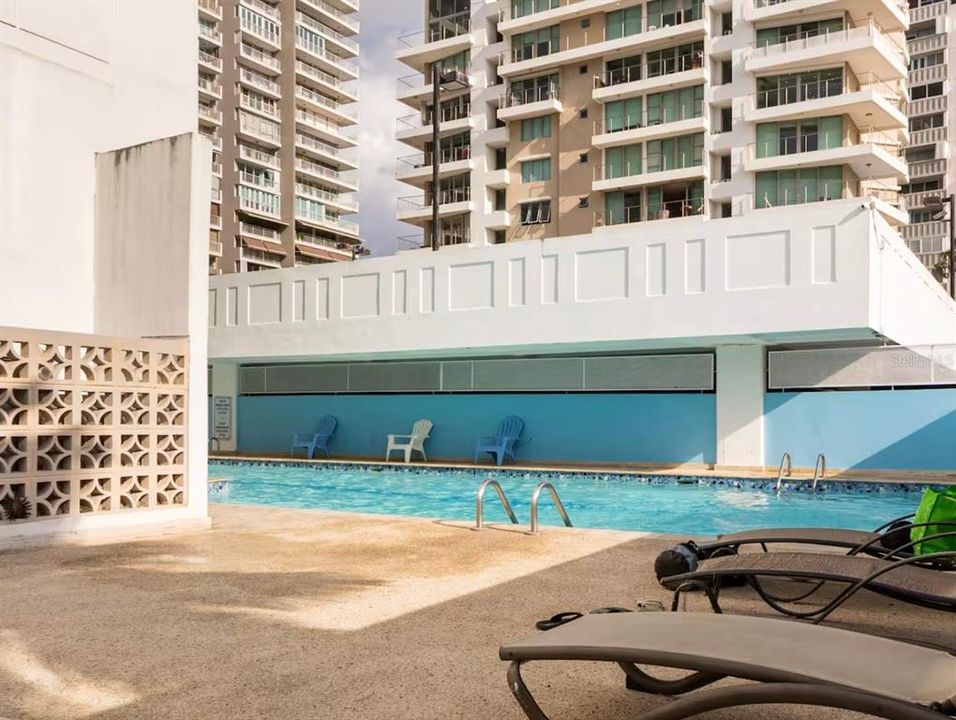 For Sale: $375,000 (1 beds, 1 baths, 588 Square Feet)