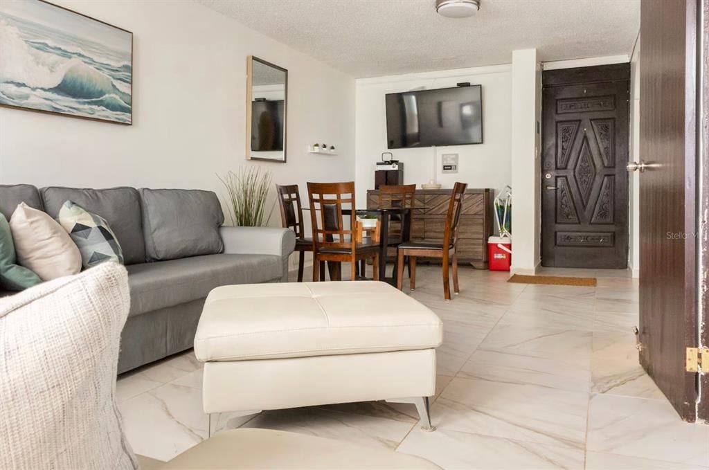 For Sale: $375,000 (1 beds, 1 baths, 588 Square Feet)