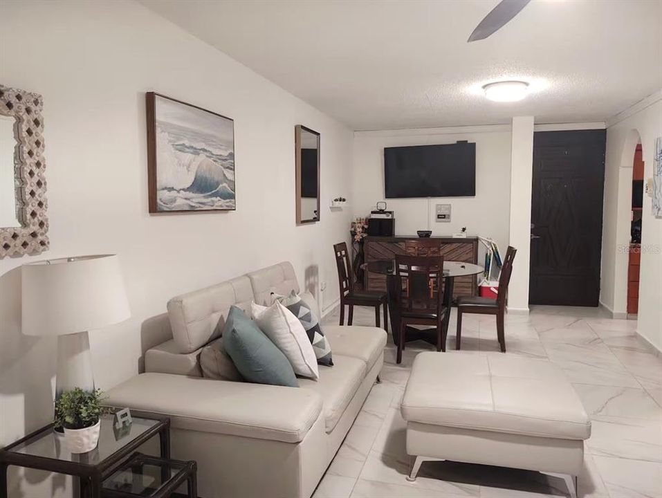 For Sale: $375,000 (1 beds, 1 baths, 588 Square Feet)