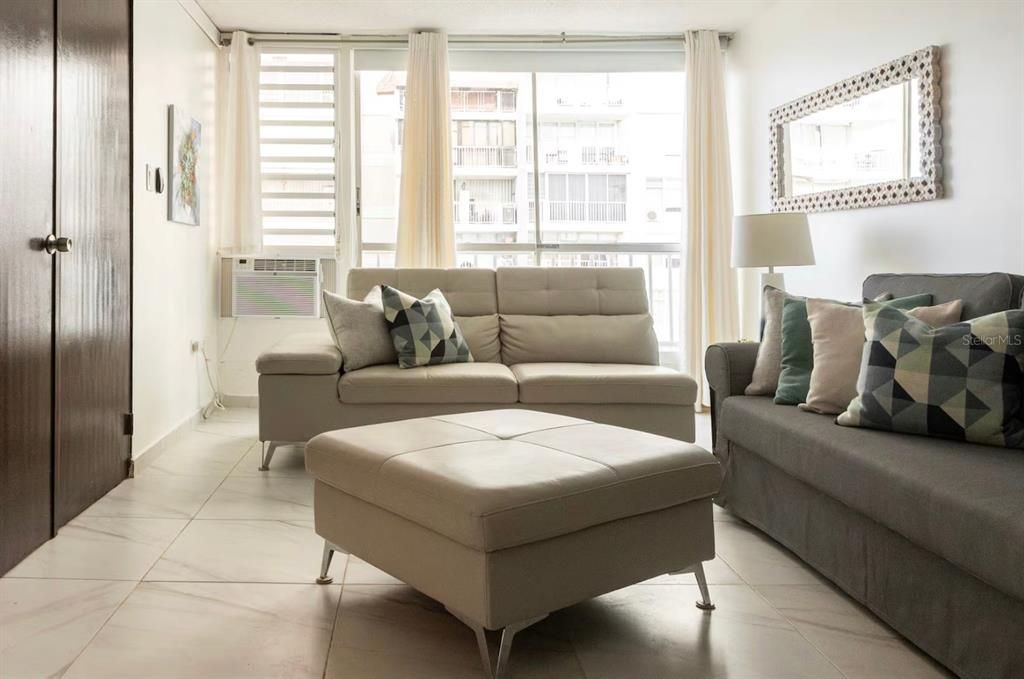 For Sale: $375,000 (1 beds, 1 baths, 588 Square Feet)