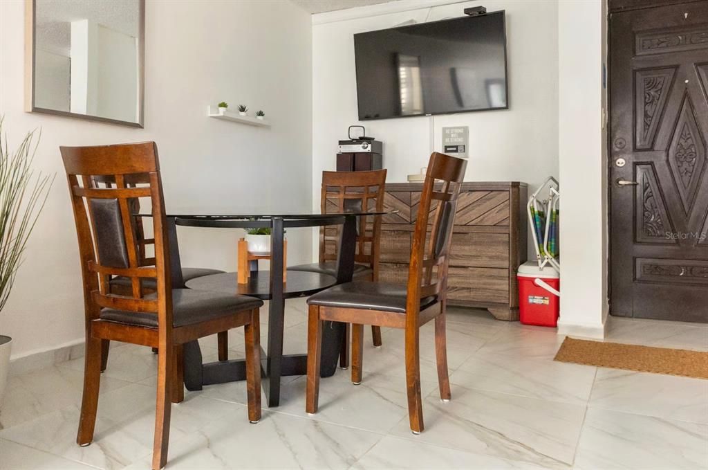 For Sale: $375,000 (1 beds, 1 baths, 588 Square Feet)