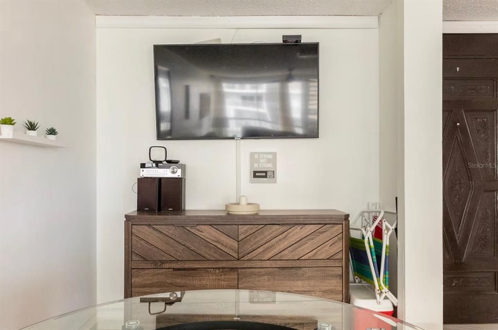 For Sale: $375,000 (1 beds, 1 baths, 588 Square Feet)