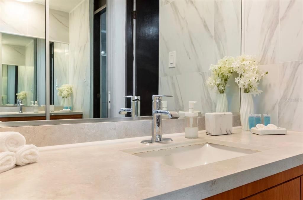 For Sale: $375,000 (1 beds, 1 baths, 588 Square Feet)