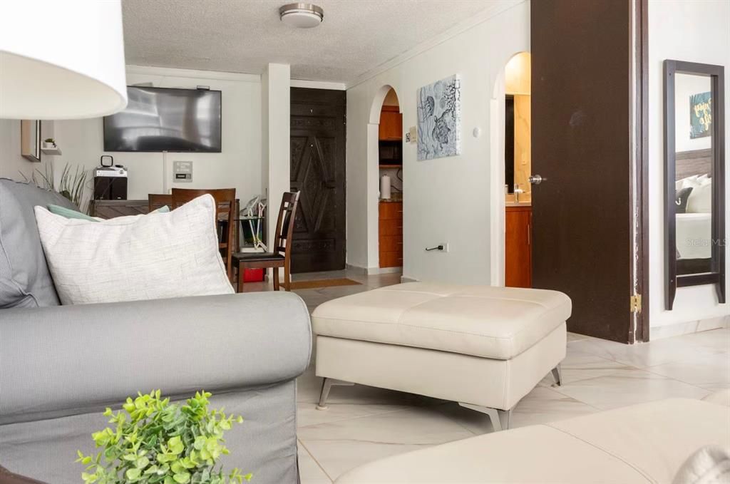 For Sale: $375,000 (1 beds, 1 baths, 588 Square Feet)