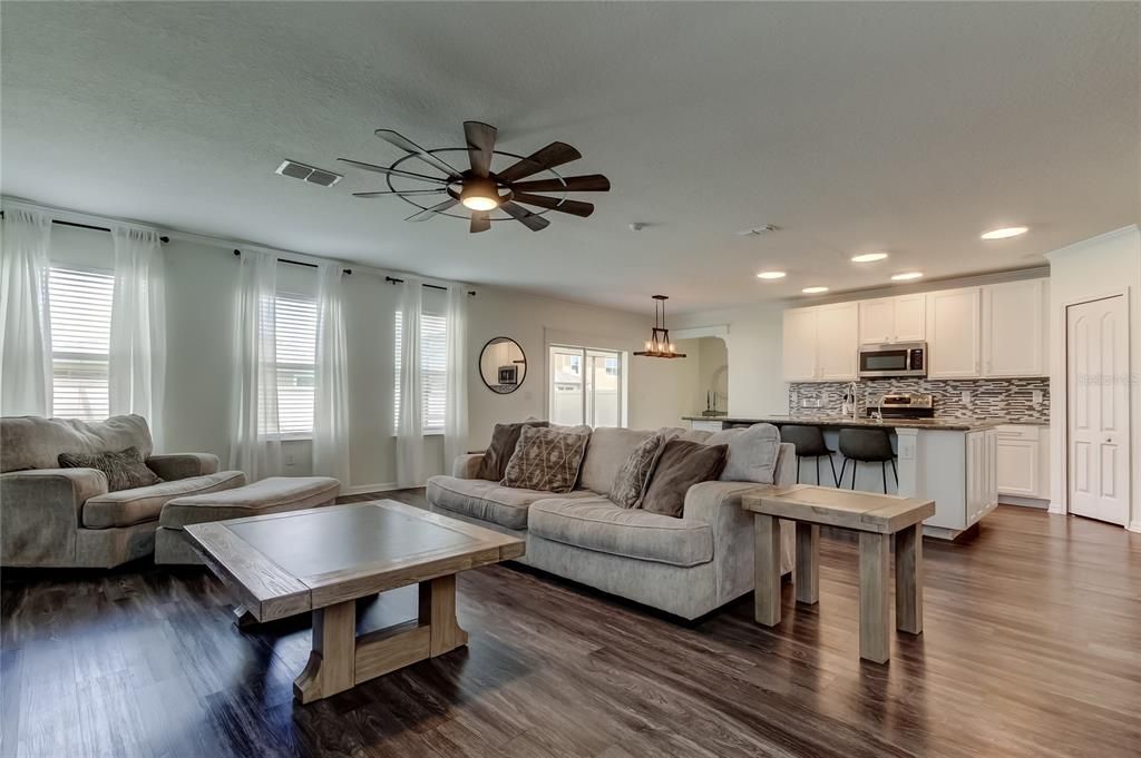 出租: $3,750 (6 贝兹, 3 浴室, 3059 平方英尺)