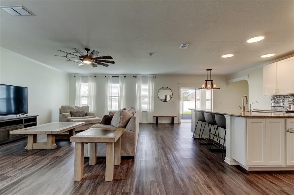 出租: $3,750 (6 贝兹, 3 浴室, 3059 平方英尺)