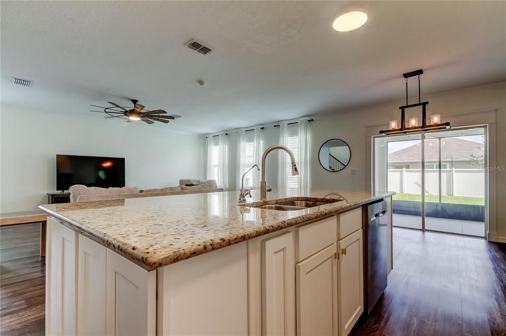 出租: $3,750 (6 贝兹, 3 浴室, 3059 平方英尺)