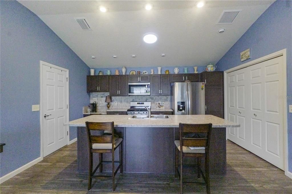 For Sale: $289,900 (2 beds, 2 baths, 1203 Square Feet)