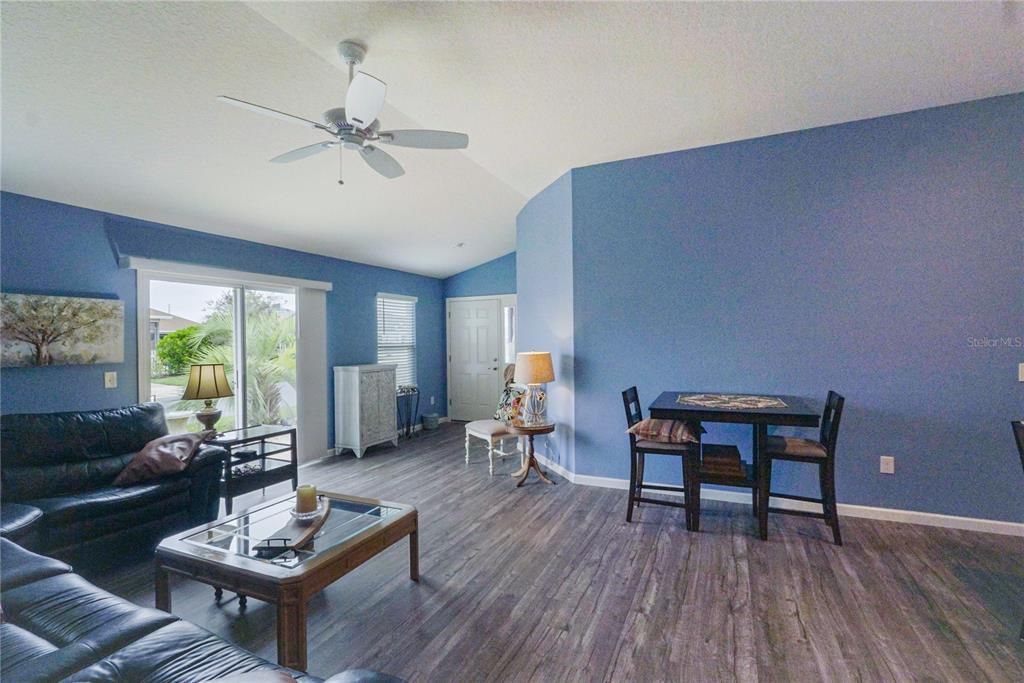 For Sale: $289,900 (2 beds, 2 baths, 1203 Square Feet)