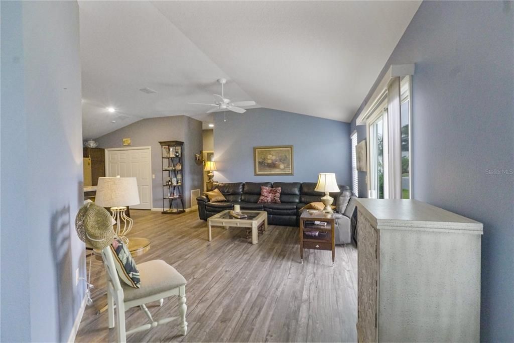 For Sale: $289,900 (2 beds, 2 baths, 1203 Square Feet)