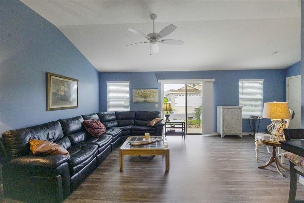 For Sale: $289,900 (2 beds, 2 baths, 1203 Square Feet)