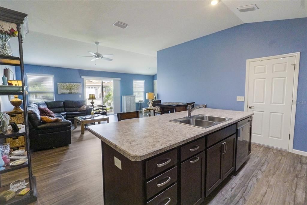 For Sale: $289,900 (2 beds, 2 baths, 1203 Square Feet)