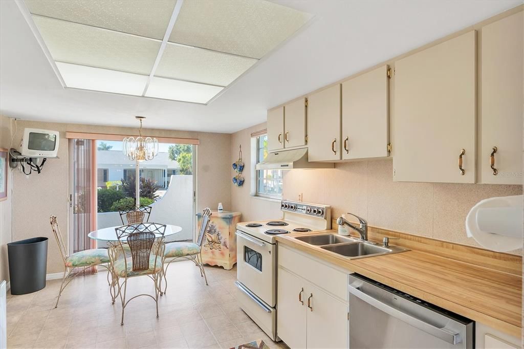 Active With Contract: $179,900 (2 beds, 2 baths, 1299 Square Feet)