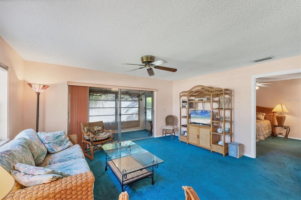 Active With Contract: $179,900 (2 beds, 2 baths, 1299 Square Feet)