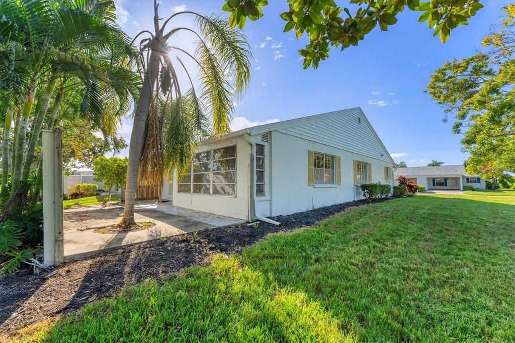 Active With Contract: $179,900 (2 beds, 2 baths, 1299 Square Feet)