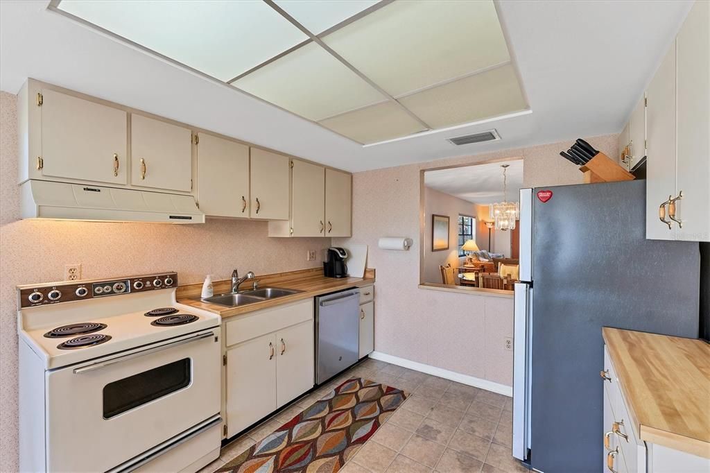 Active With Contract: $179,900 (2 beds, 2 baths, 1299 Square Feet)