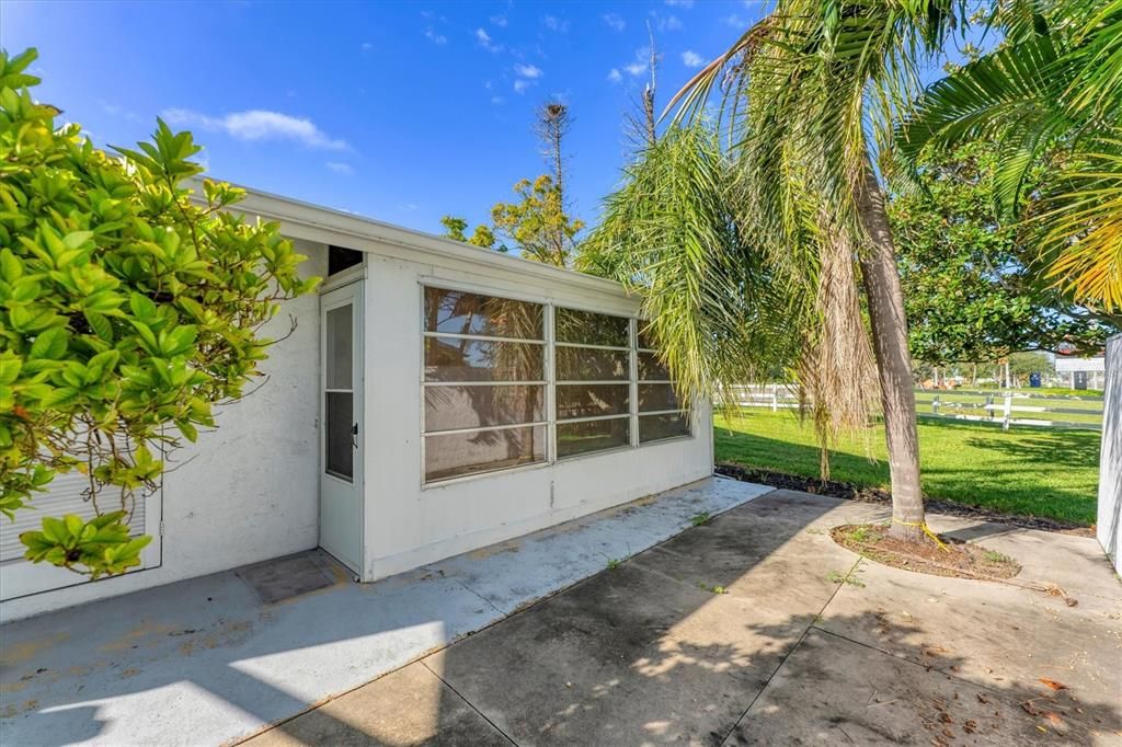 Active With Contract: $179,900 (2 beds, 2 baths, 1299 Square Feet)