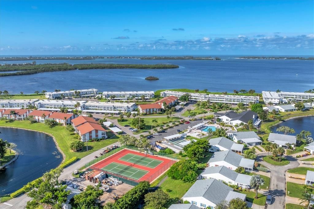 Active With Contract: $179,900 (2 beds, 2 baths, 1299 Square Feet)