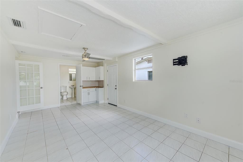 Под контрактом: $2,500 (3 спален, 2 ванн, 1288 Квадратных фут)