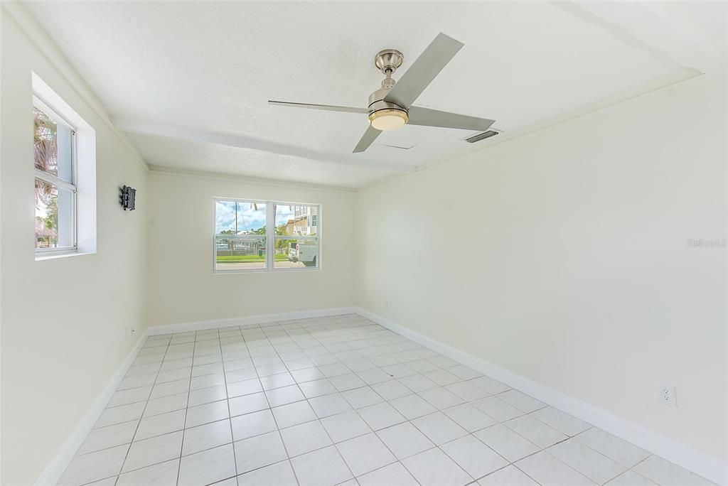 Под контрактом: $2,500 (3 спален, 2 ванн, 1288 Квадратных фут)