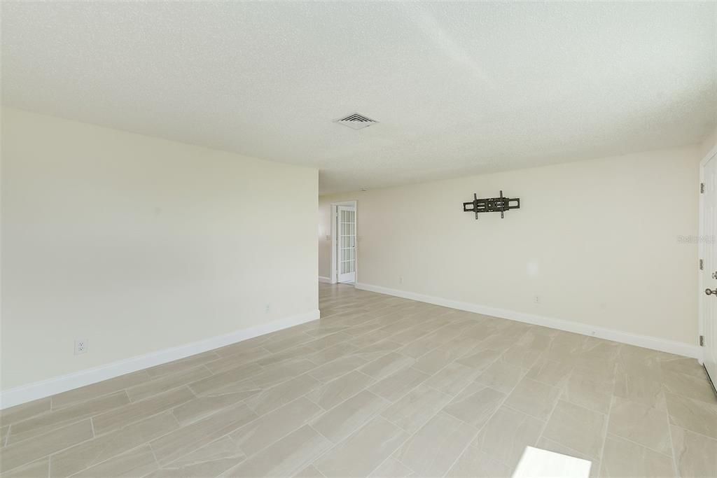 Под контрактом: $2,500 (3 спален, 2 ванн, 1288 Квадратных фут)