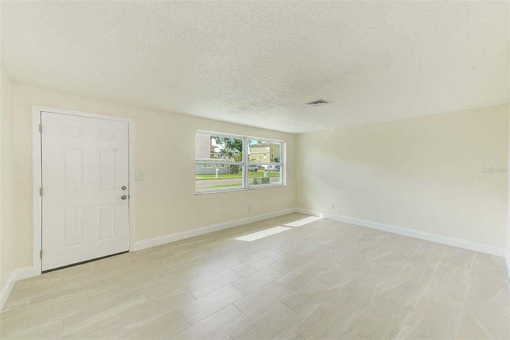 Под контрактом: $2,500 (3 спален, 2 ванн, 1288 Квадратных фут)