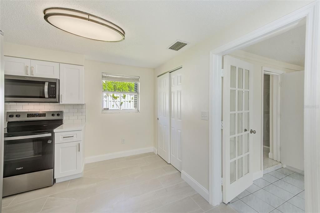 Под контрактом: $2,500 (3 спален, 2 ванн, 1288 Квадратных фут)