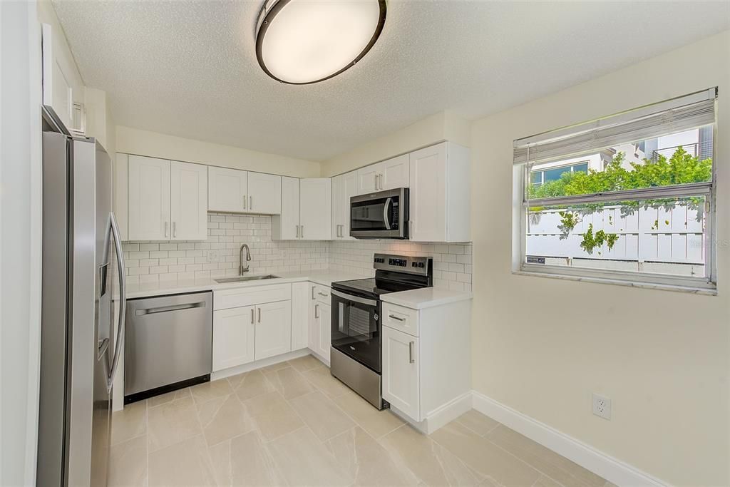 Под контрактом: $2,500 (3 спален, 2 ванн, 1288 Квадратных фут)