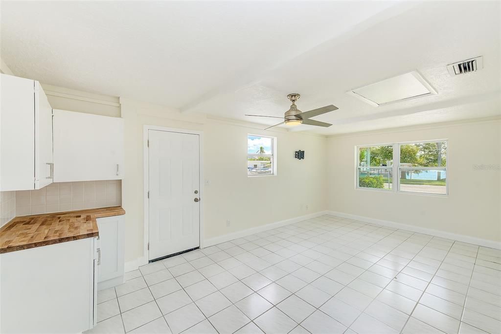 Под контрактом: $2,500 (3 спален, 2 ванн, 1288 Квадратных фут)