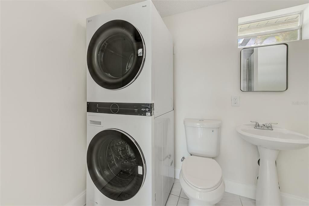 Под контрактом: $2,500 (3 спален, 2 ванн, 1288 Квадратных фут)