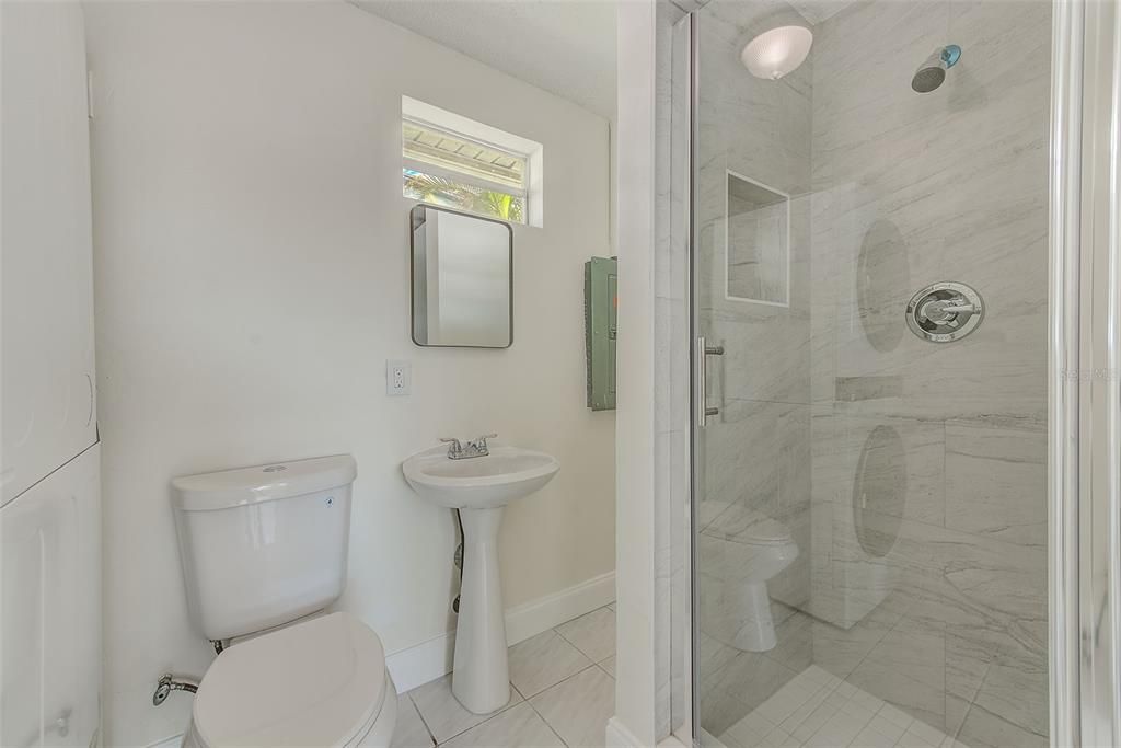 Под контрактом: $2,500 (3 спален, 2 ванн, 1288 Квадратных фут)