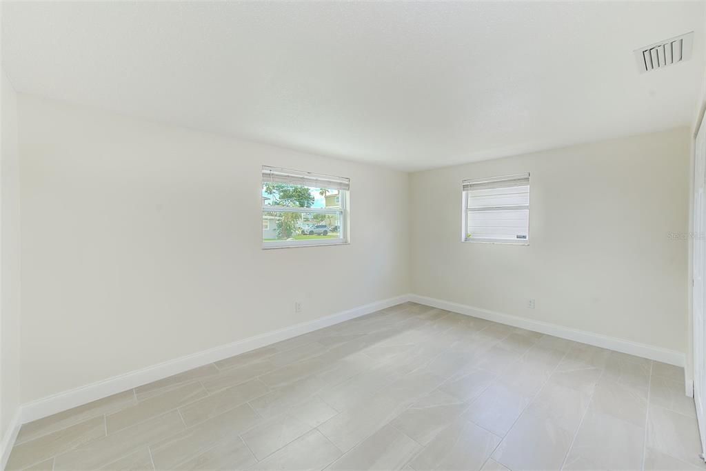 Под контрактом: $2,500 (3 спален, 2 ванн, 1288 Квадратных фут)