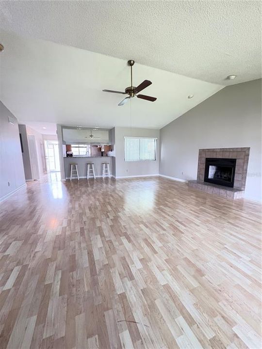 待售: $239,000 (2 贝兹, 2 浴室, 1216 平方英尺)