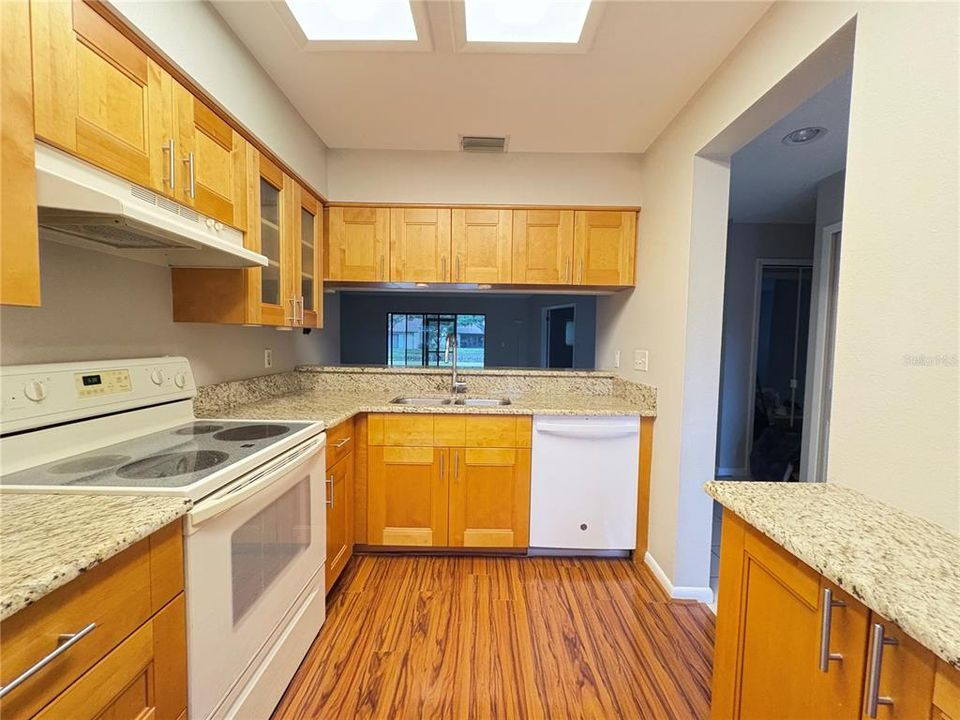 待售: $239,000 (2 贝兹, 2 浴室, 1216 平方英尺)