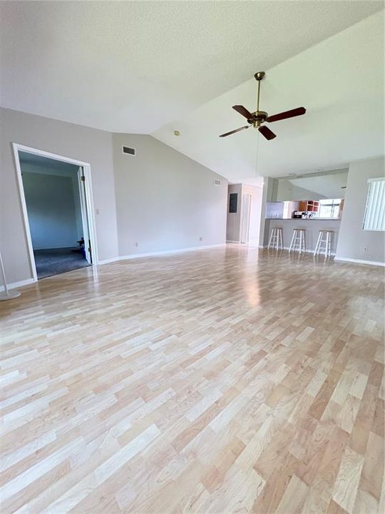 待售: $239,000 (2 贝兹, 2 浴室, 1216 平方英尺)