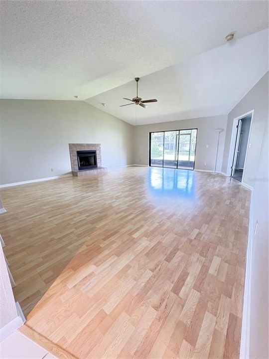 待售: $239,000 (2 贝兹, 2 浴室, 1216 平方英尺)