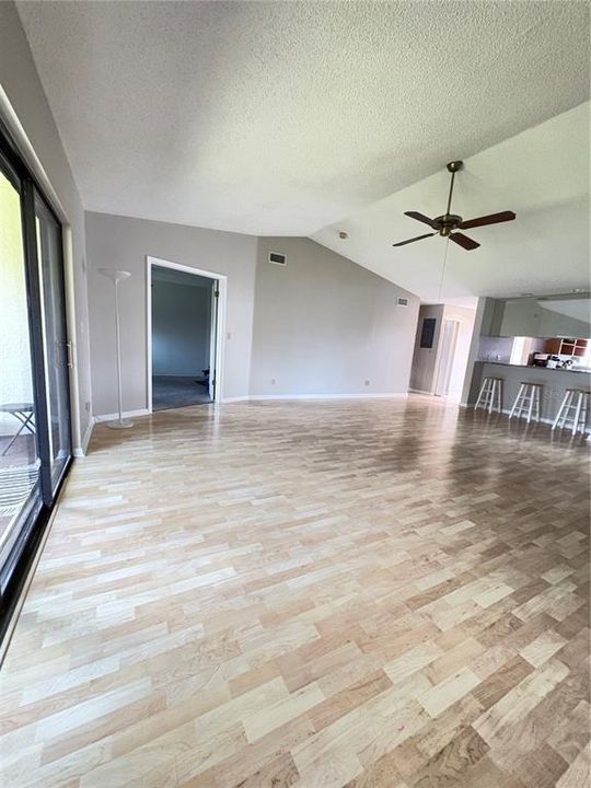 待售: $239,000 (2 贝兹, 2 浴室, 1216 平方英尺)