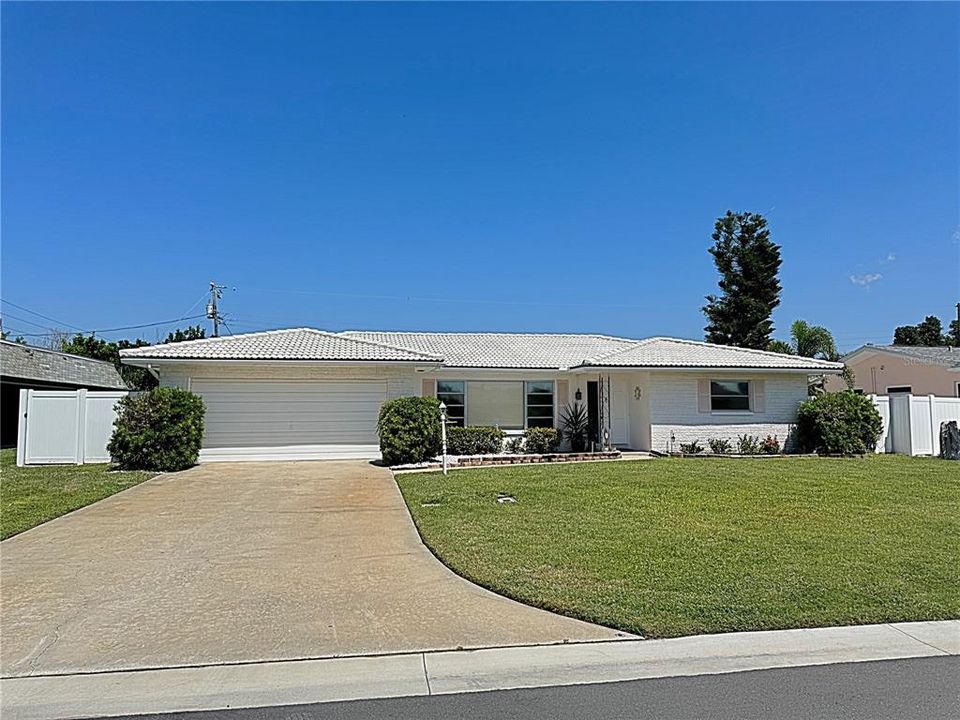 Recently Rented: $3,695 (3 beds, 2 baths, 1944 Square Feet)