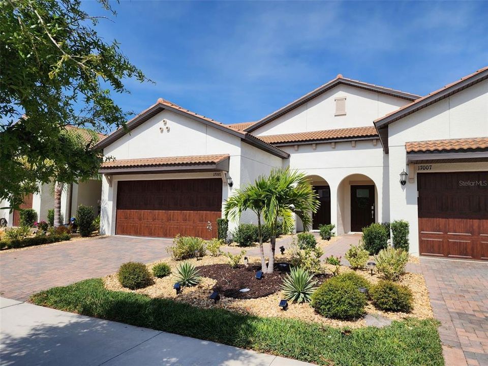 For Sale: $314,900 (2 beds, 2 baths, 1737 Square Feet)