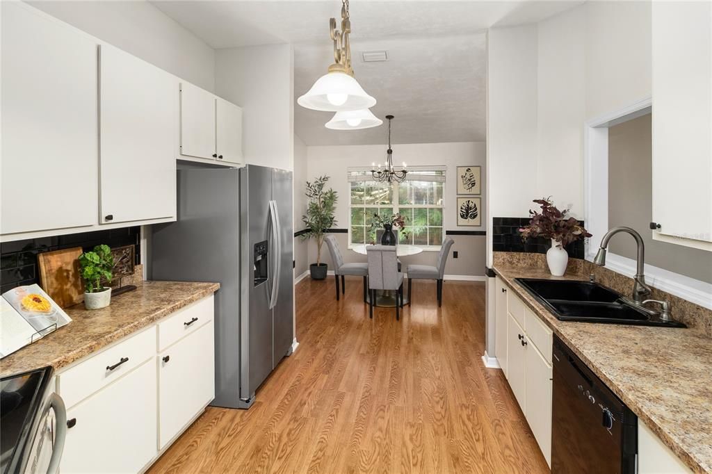 Activo con contrato: $350,000 (3 camas, 2 baños, 1982 Pies cuadrados)