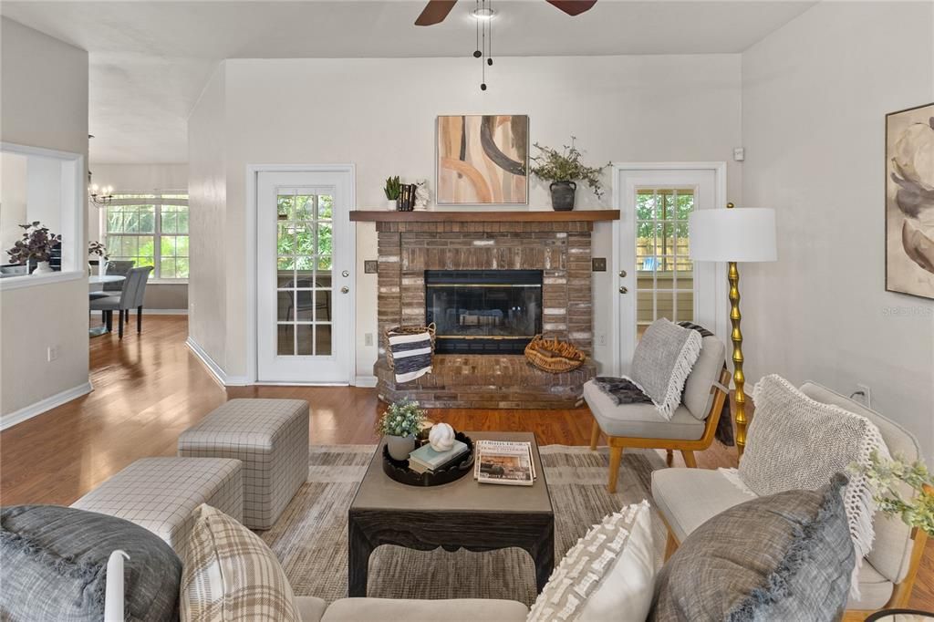 Activo con contrato: $350,000 (3 camas, 2 baños, 1982 Pies cuadrados)