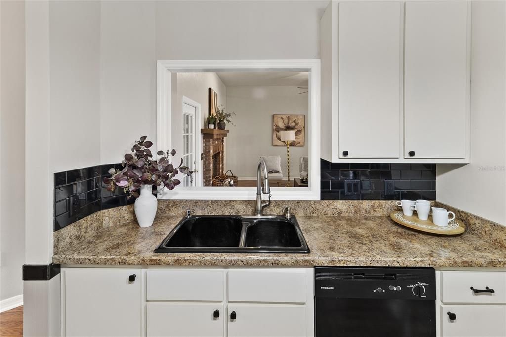 Activo con contrato: $350,000 (3 camas, 2 baños, 1982 Pies cuadrados)