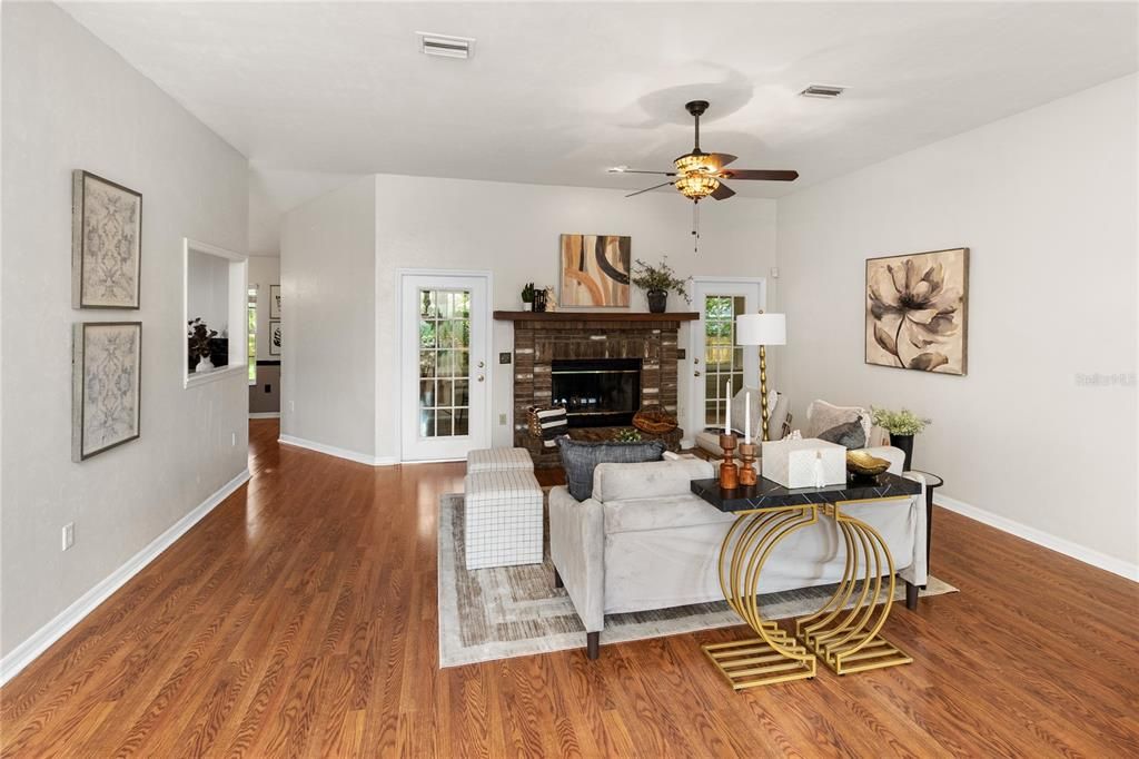 Activo con contrato: $350,000 (3 camas, 2 baños, 1982 Pies cuadrados)