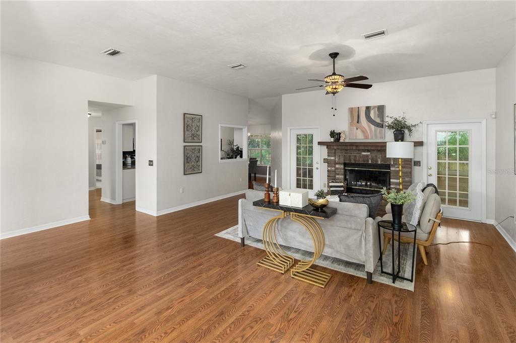 Activo con contrato: $350,000 (3 camas, 2 baños, 1982 Pies cuadrados)