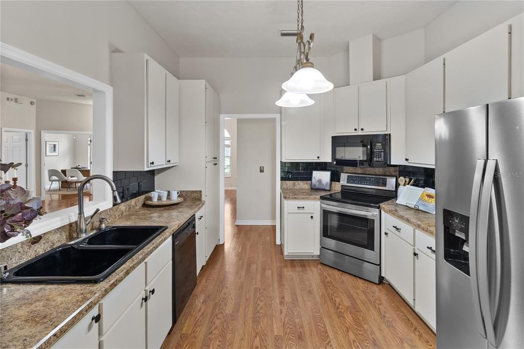 Activo con contrato: $350,000 (3 camas, 2 baños, 1982 Pies cuadrados)