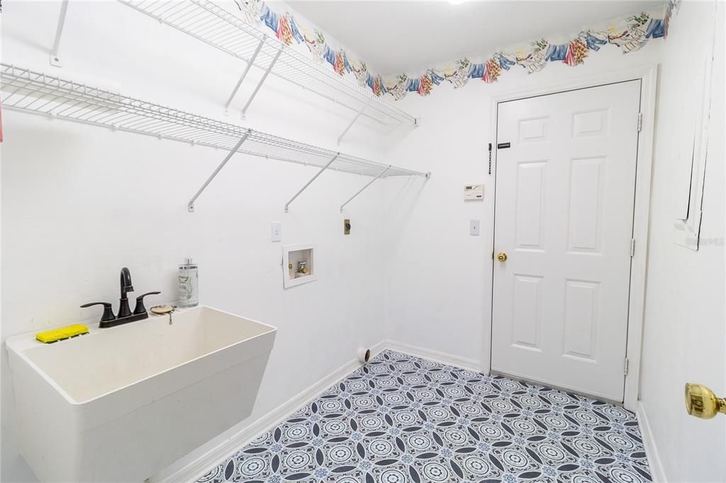 Activo con contrato: $350,000 (3 camas, 2 baños, 1982 Pies cuadrados)