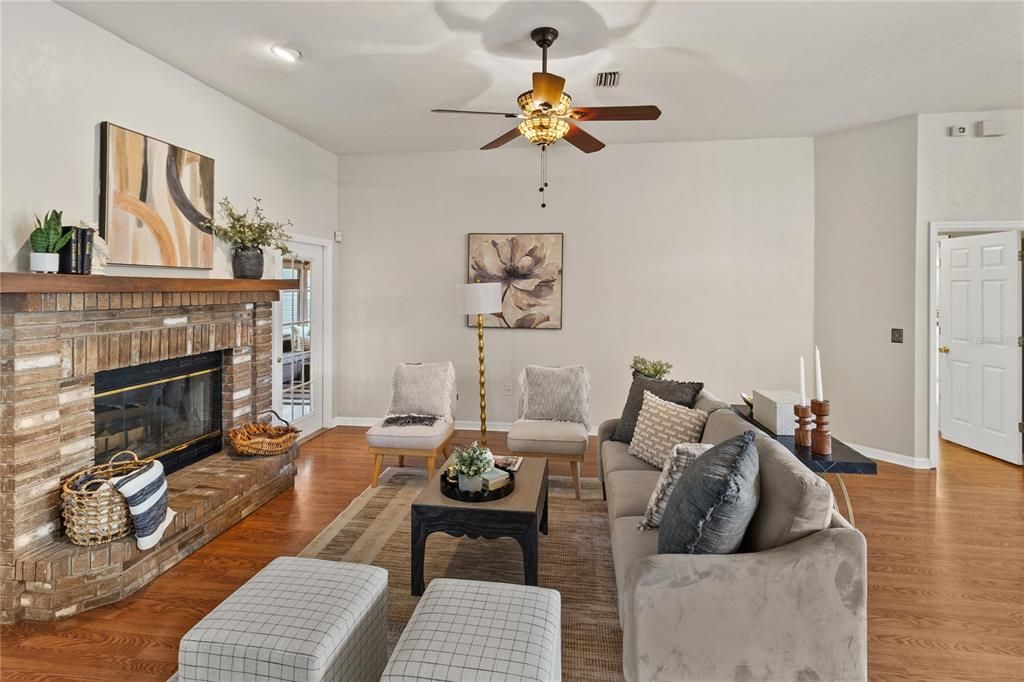 Activo con contrato: $350,000 (3 camas, 2 baños, 1982 Pies cuadrados)