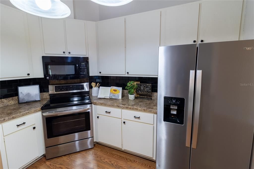 Activo con contrato: $350,000 (3 camas, 2 baños, 1982 Pies cuadrados)